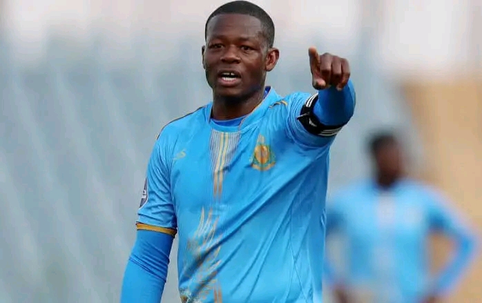 Two Dstv Premiership clubs are monitoring the impasse of Ndumiso Mabena at Royal AM and are keen to sign him before the transfer window closes on Thursday evening.