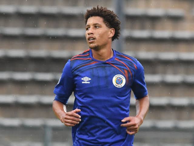 It has been revealed that Kaizer Chiefs Football Club are still interested in signing the SuperSport United defender Luke Fleurs even though they signed Edmilson Dove and Zitha Kwinika.