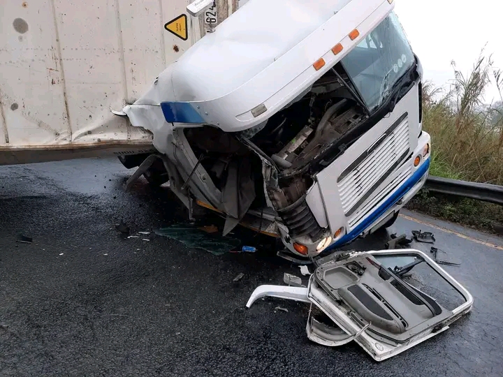 Truck accident in KwaZulu-Natal: At 12H51 Monday afternoon, Netcare 911 responded to a collision on the M7 / Hans Dettman Highway in Moseley Park, Durban.