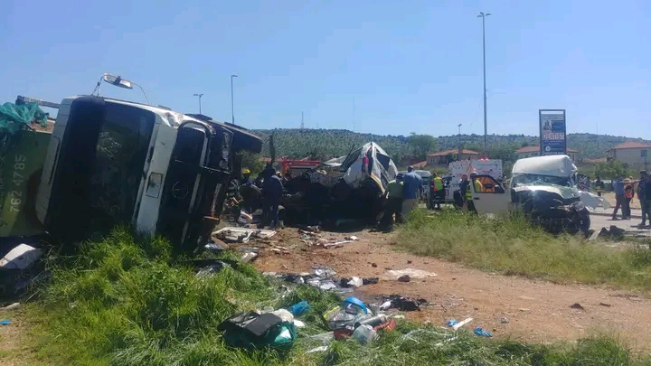 This afternoon, five people were killed and several others injured when a truck crashed into several taxis and pedestrians at the Peter and Hendrik Potgieter Road intersection in Poortview, Roodepoort.