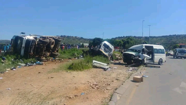 This afternoon, five people were killed and several others injured when a truck crashed into several taxis and pedestrians at the Peter and Hendrik Potgieter Road intersection in Poortview, Roodepoort.